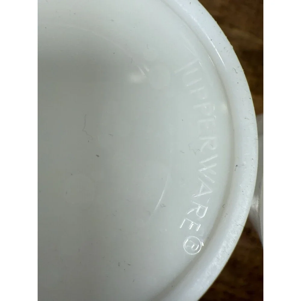 Tupperware White Plastic Salt & Pepper Shakers Set of 2 w/ Lids Model 718-33